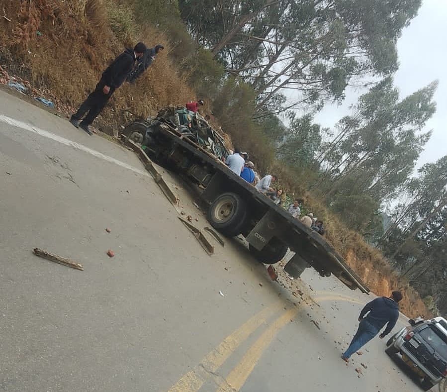 CHOFER DE CAMIÓN Y SU ACOMPAÑANTE MUEREN TRAS CHOCAR CONTRA UNA VAGONETA