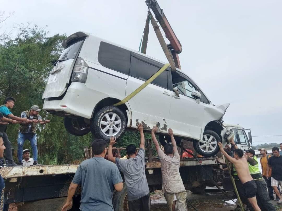TODA UNA FAMILIA PIERDE LA VIDA AL HUNDIRSE EL VEHÍCULO DONDE VIAJABAN