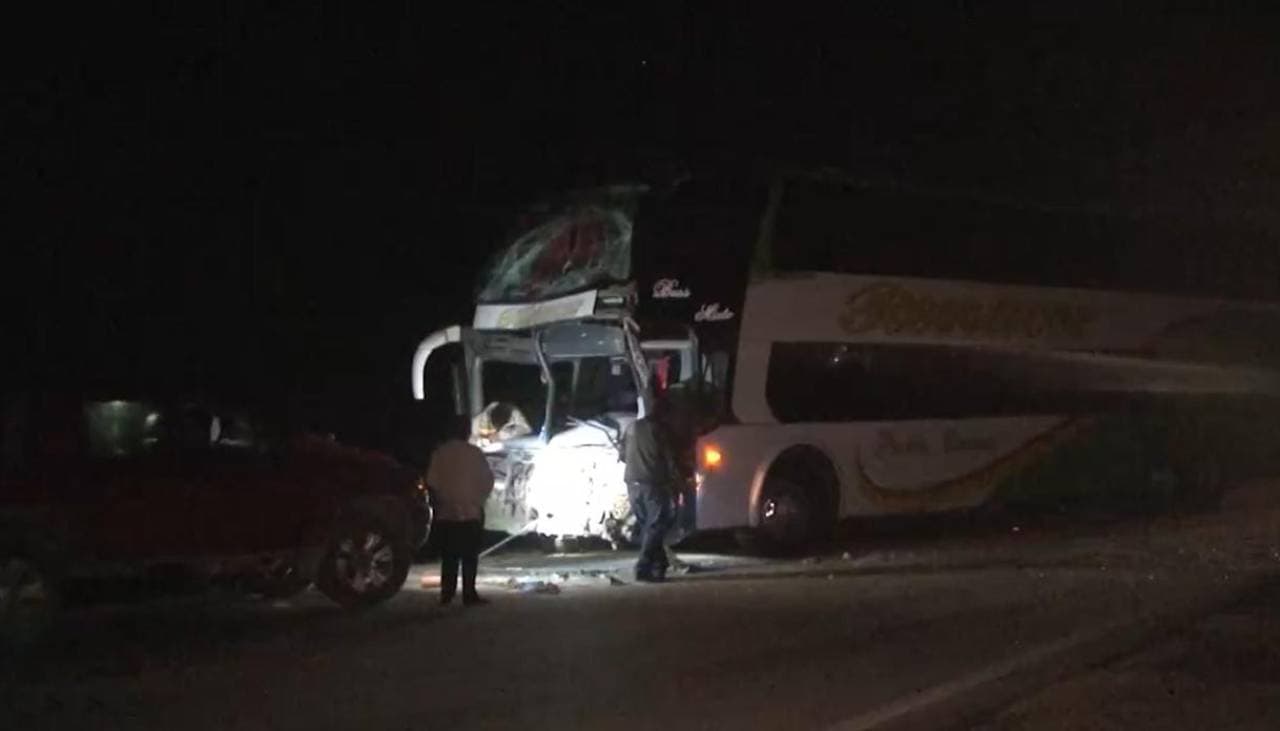 CHOFER DE BUS QUEDA ATRAPADO ENTRE LOS FIERROS TRAS IMPACTAR CONTRA OTRO VEHÍCULO
