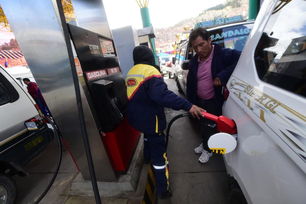 ASOSUR DENUNCIA ‘DISCRIMINACIÓN’ PORQUE SOLO 20 SURTIDORES DE LA PAZ Y EL ALTO TIENEN COMBUSTIBLE