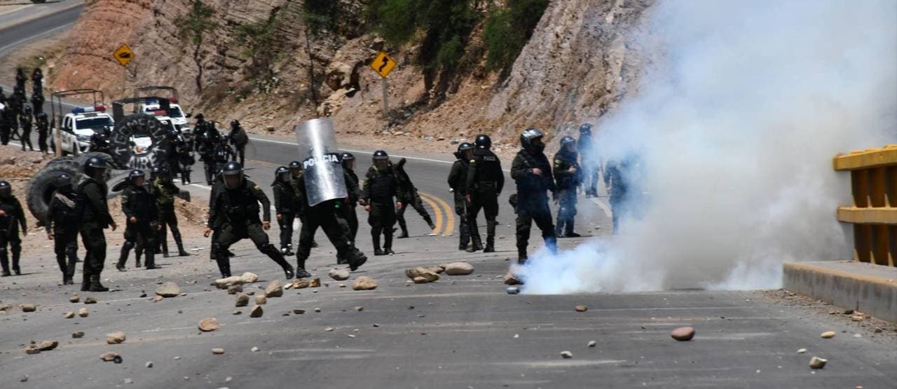 DINAMITAZOS Y GASIFICACIÓN EN EL INICIO DEL SEGUNDO DÍA DE BLOQUEOS EVISTAS EN COCHABAMBA