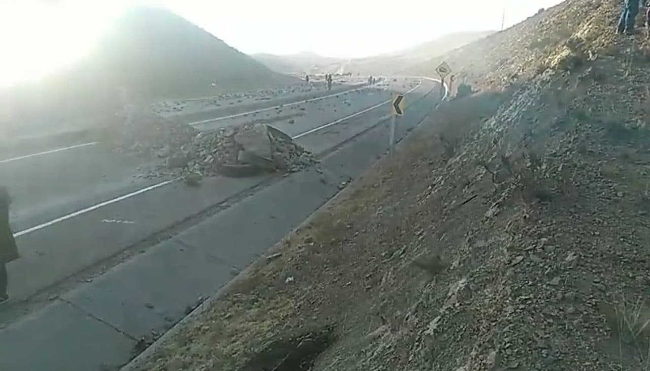 POLICÍA INTERVINO BLOQUEO EN LA CARRETERA LA PAZ – ORURO, HAY 14 APREHENDIDOS