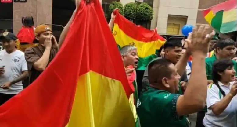 CON GRAN EXPECTATIVA, BOLIVIANOS EN ARGENTINA ORGANIZAN CARAVANAS PARA APOYAR A LA VERDE