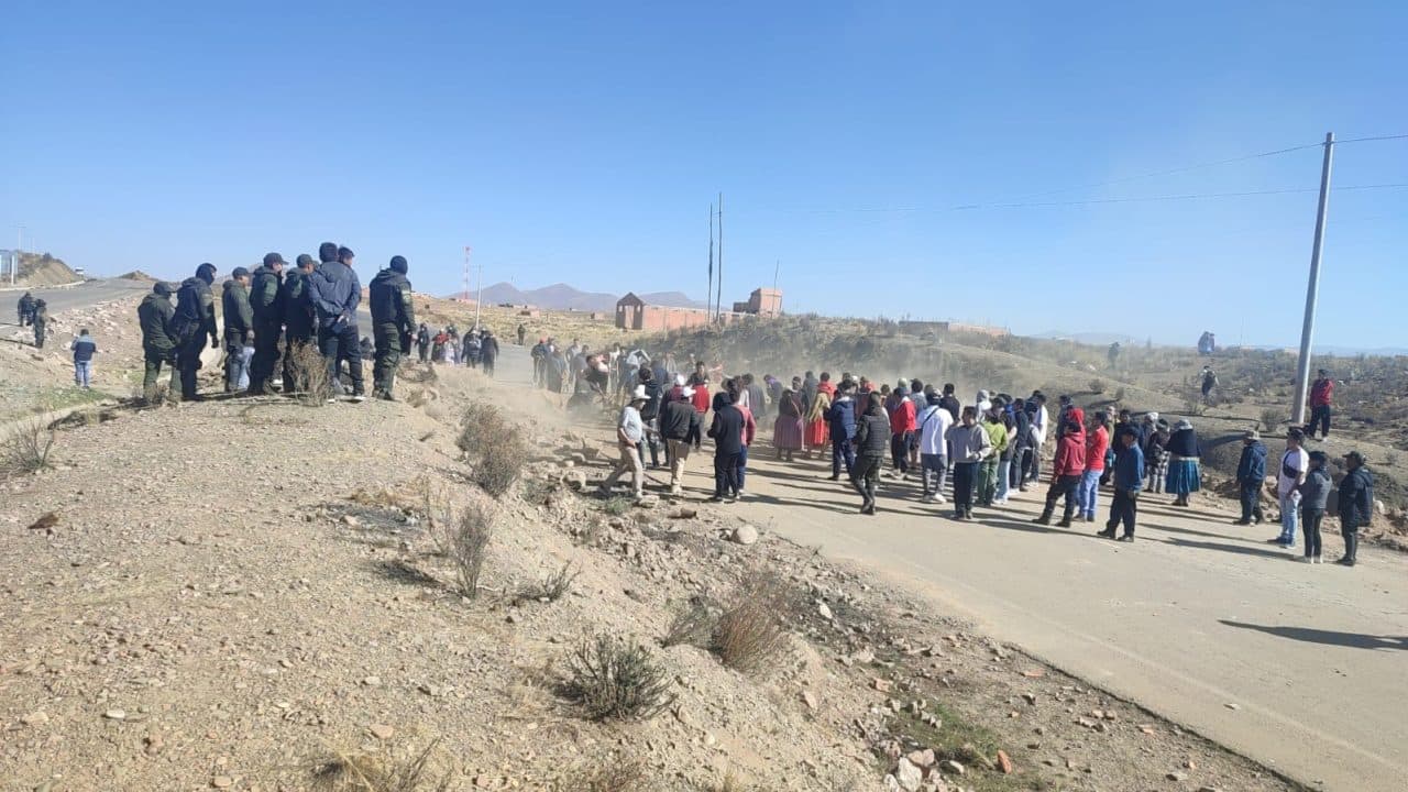 POLICÍA DESBLOQUEA LA CARRETERA LA PAZ-ORURO