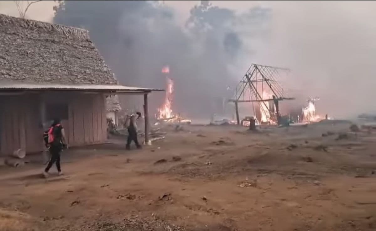 VORAZ INCENDIO ARRASÓ CON MÁS DE 20 VIVIENDAS EN UNA COMUNIDAD DE RIBERALTA