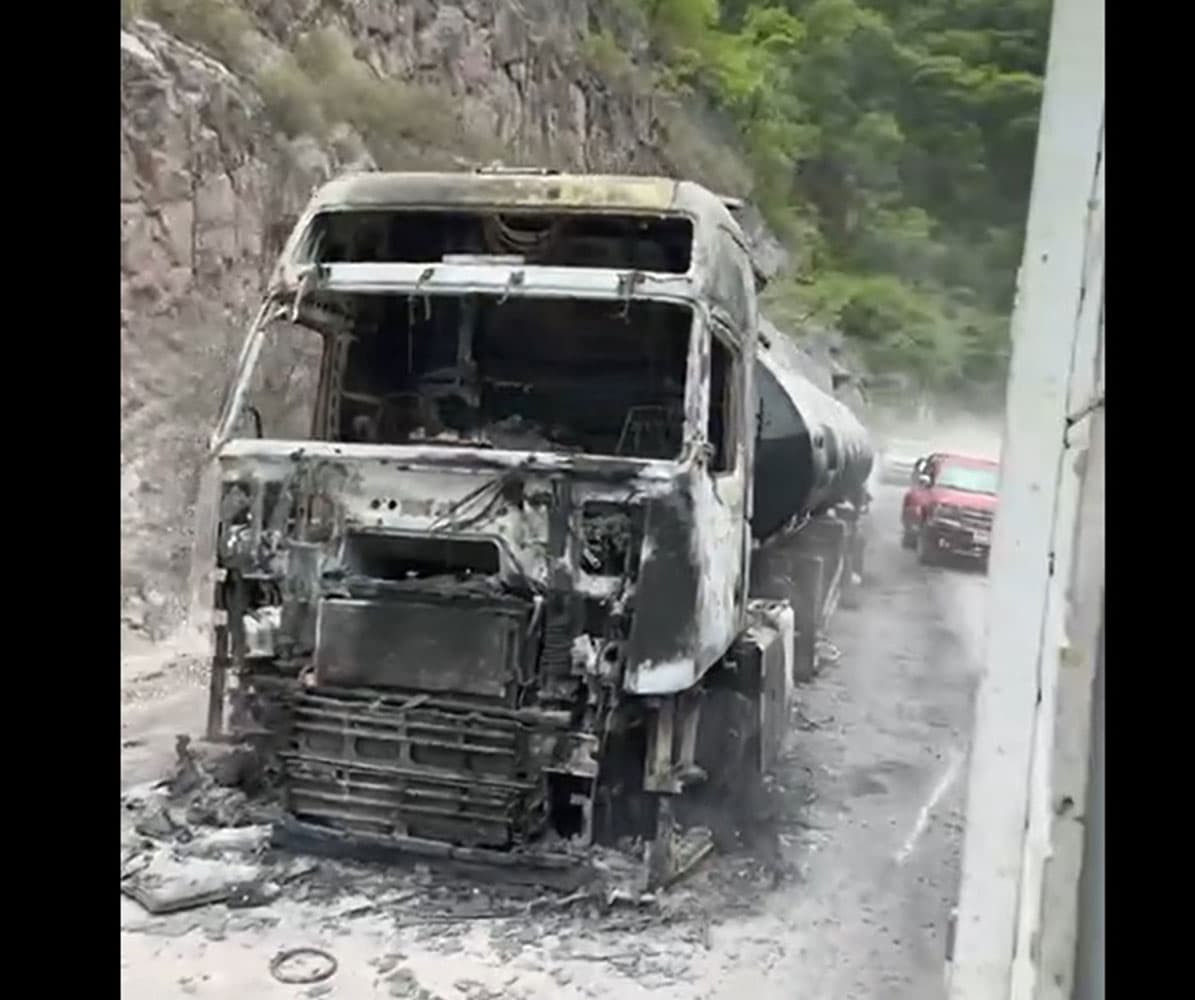 TRES CISTERNAS SE ACCIDENTAN POR TOMAR RUTAS ALTERNAS ANTE EL BLOQUEO