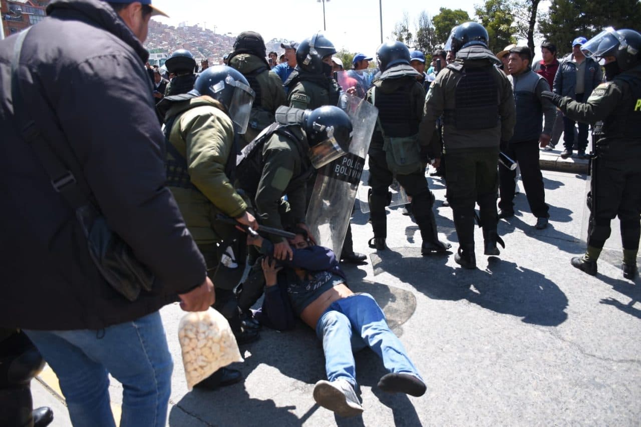 ENFRENTAMIENTO ENTRE CHOFERES Y POLICÍA DEJA DOS ARRESTADOS