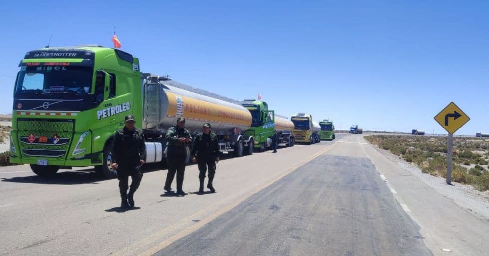 POLICÍA ESCOLTA CONVOY DE COMBUSTIBLE PARA GARANTIZAR ABASTECIMIENTO
