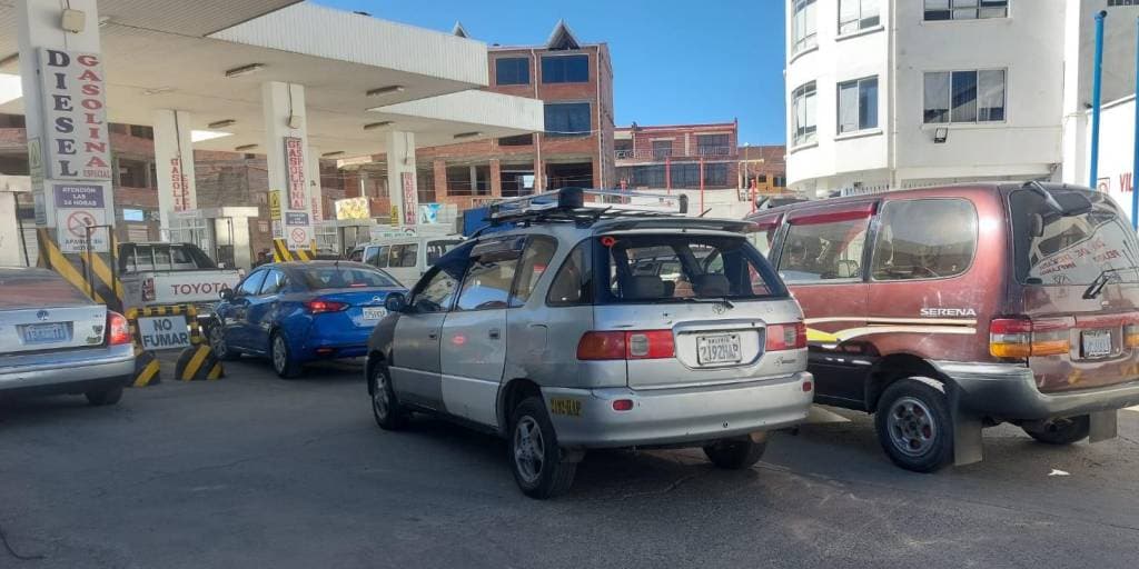 SE ACABA EL COMBUSTIBLE EN SURTIDORES DE LA PAZ Y EL ALTO