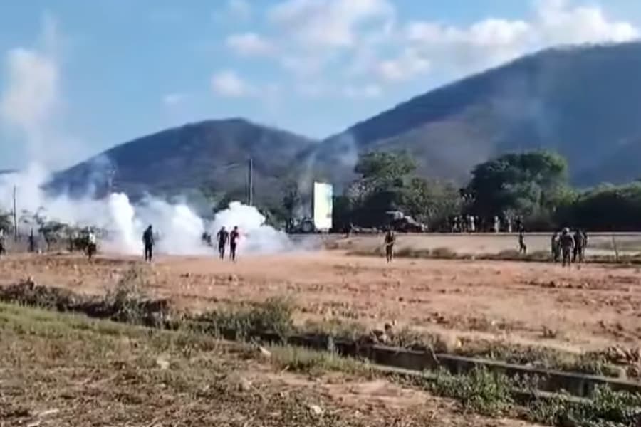 POLICÍAS Y PERIODISTAS HERIDOS EN MAIRANA EN INTENTO DE DESBLOQUEO