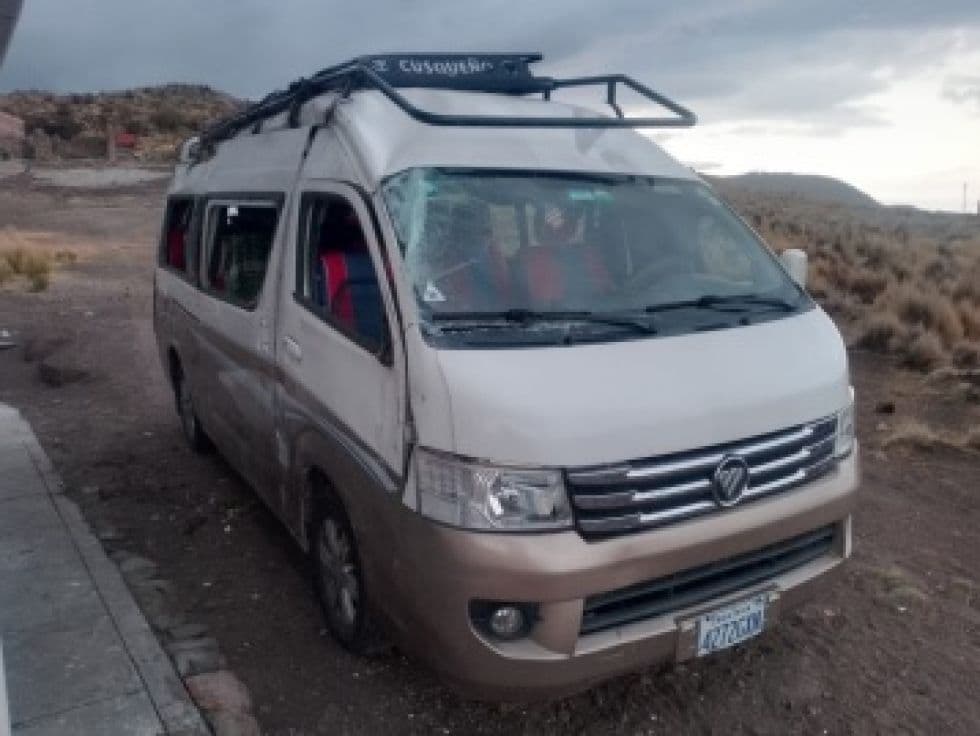 UN MINIBÚS VOLCÓ CON 14 PASAJEROS EN LA VÍA PORCO-POTOSÍ