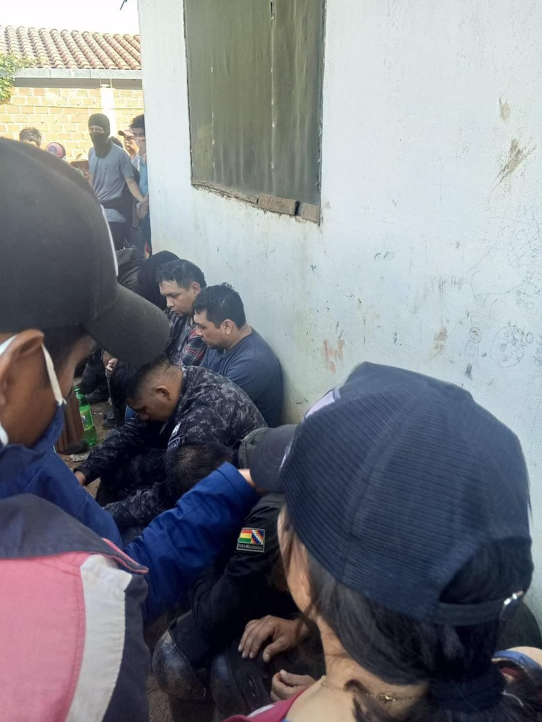 LIBERAN A PERIODISTAS Y POLICÍAS RETENIDOS POR BLOQUEADORES EN MAIRANA