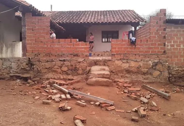VIENTO HURACANADO DESTROZA AL MENOS 15 VIVIENDAS Y UNA ESCUELA EN SAN ANTONIO DE LOMERÍO