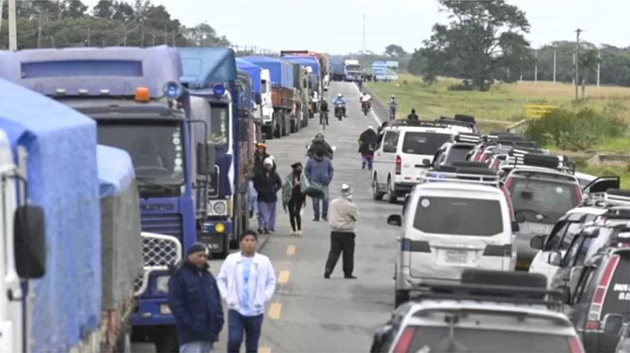 TRANSPORTISTAS AMENAZAN CON TOMAR REFINERÍA SI NO DESBLOQUEAN CARRETERAS