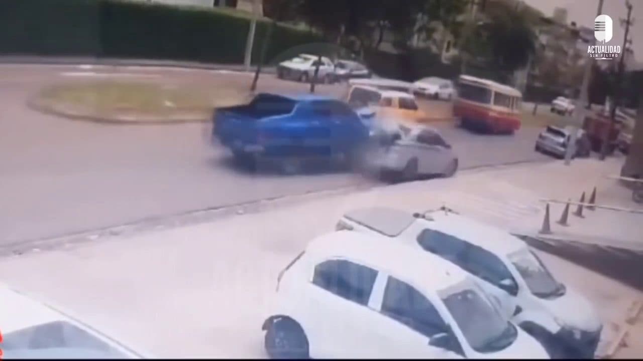 CAMIONETA IMPACTA CONTRA UN AUTO E INTENTA DARSE A LA FUGA