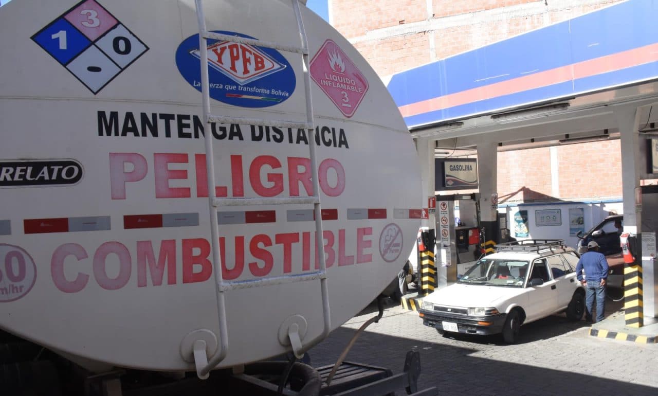 SECUESTRAN DOS CISTERNAS EN YUNGAS POR PRESUNTO DESVIÓ DE COMBUSTIBLE