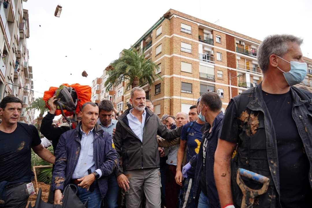 INSULTARON Y LANZARON BARRO A LOS REYES ESPAÑA EN ZONAS INUNDADAS