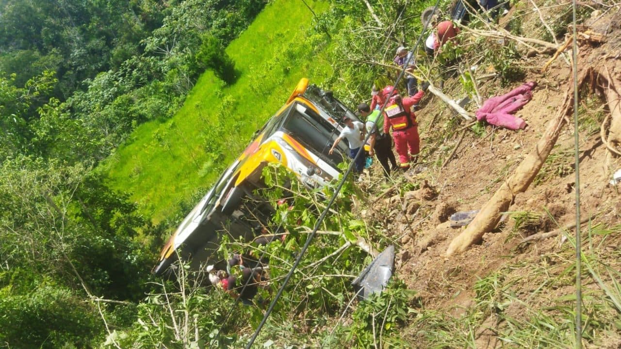 ¡DE LA ALEGRÍA AL HORROR! 12 BACHILLERES MUEREN EN ACCIDENTE DE BUS DURANTE VIAJE DE GRADUACIÓN