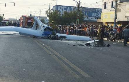 CAE AVIONETA EN UNA AVENIDA DE ECUADOR Y DEJA DOS FALLECIDOS