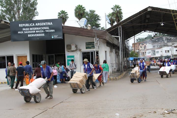 CIENTOS DE ARGENTINOS CRUZAN A BERMEJO POR COMPRAS AL POR MAYOR