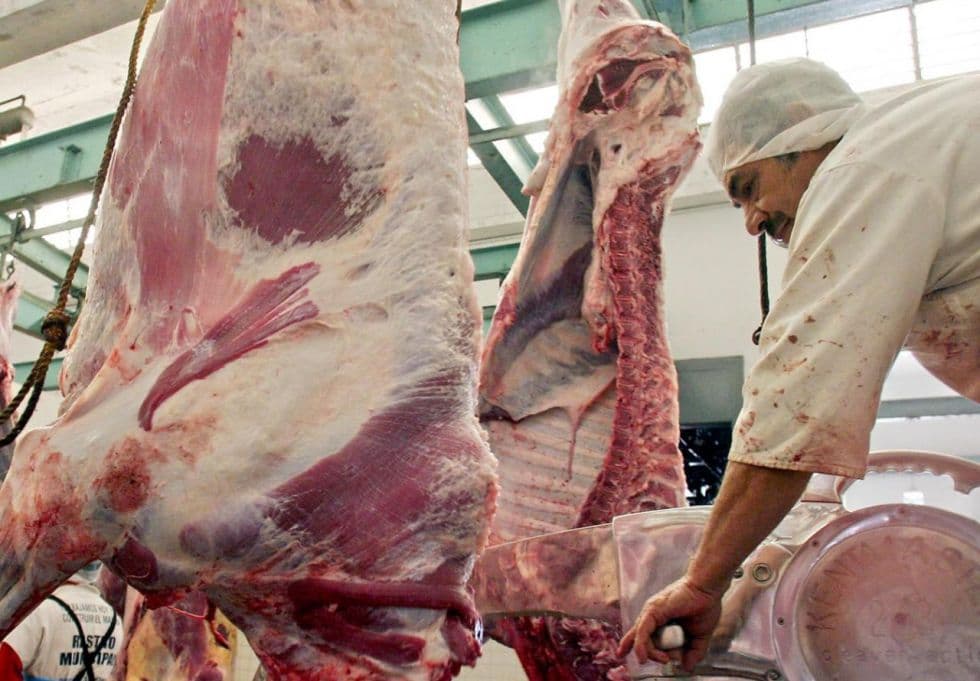 GANADEROS, GOBIERNO Y CONTRACABOL ACUERDAN GARANTIZAR ABASTECIMIENTO DE CARNE