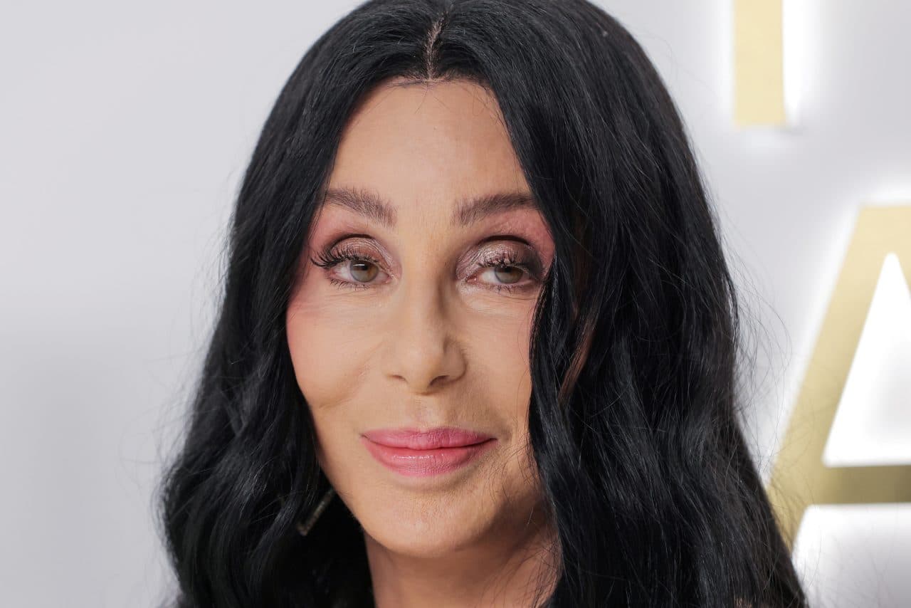 LAS REVELACIONES MÁS IMPACTANTES DEL LIBRO DE CHER: UN MATRIMONIO FALSO, EL ÉXITO Y LA SOMBRA DE LA MUERTE