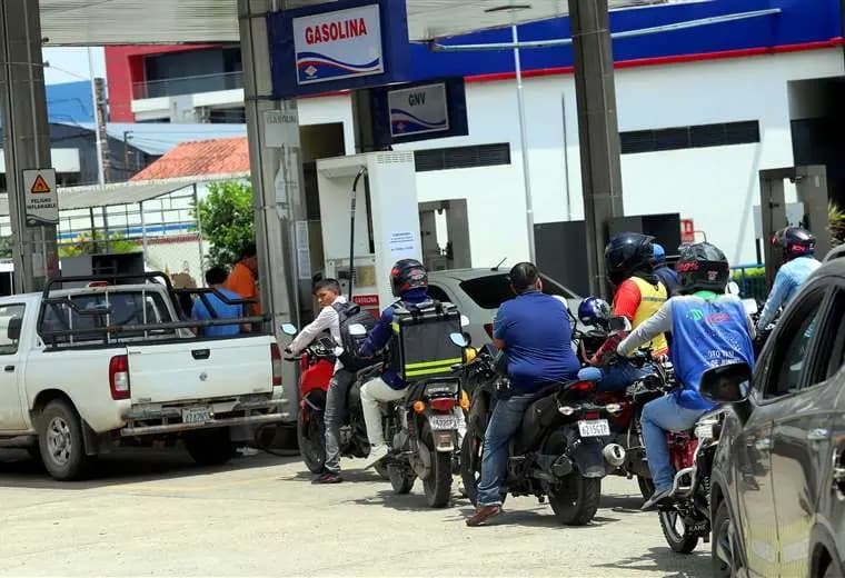 PESE AL DESBLOQUEO DE CARRETERAS SE AGRAVA LA ESCASEZ DE COMBUSTIBLES