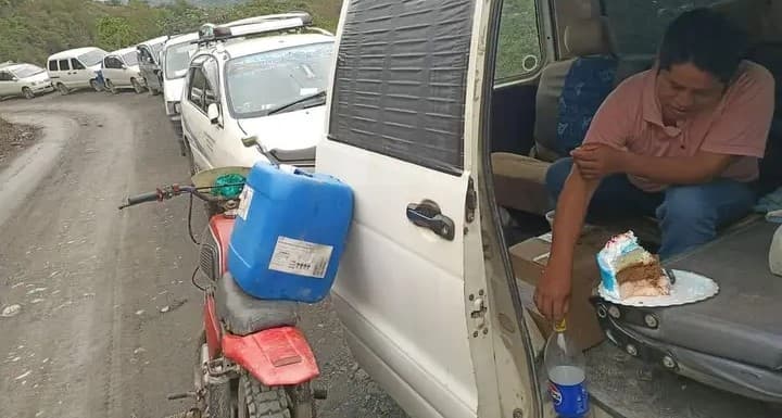 SACRIFICÓ SU CUMPLEAÑOS HACIENDO FILA PARA CARGAR COMBUSTIBLE A SU MINIBÚS