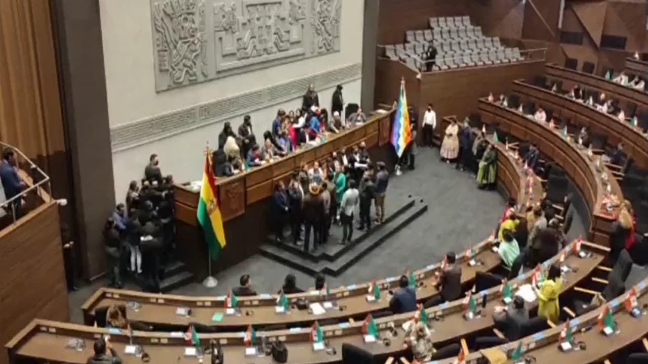 ENTRE GRITOS Y DESCONTENTO DEL EVISMO, OMAR YUJRA INSTALA LA PRIMERA SESIÓN EN DIPUTADOS