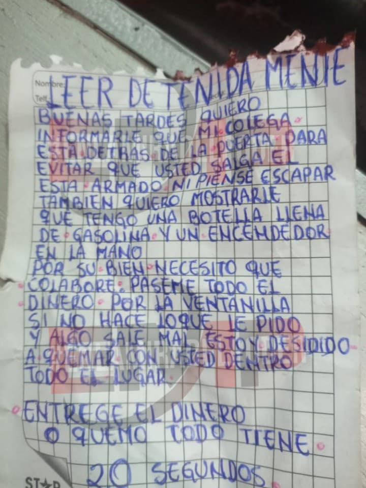 LADRÓN ROCÍA GASOLINA EN UNA AGENCIA BANCARIA Y HUYE EN MOTO