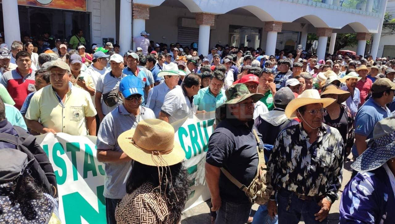 MICREROS CERCAN EL CONCEJO MUNICIPAL EXIGIENDO EL AUMENTO DEL PASAJE