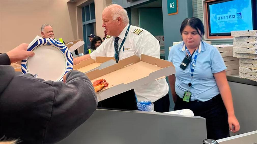 PILOTO COMPRÓ 30 PIZZAS PARA COMPENSAR A SUS PASAJEROS POR RETRASO DEL VUELO