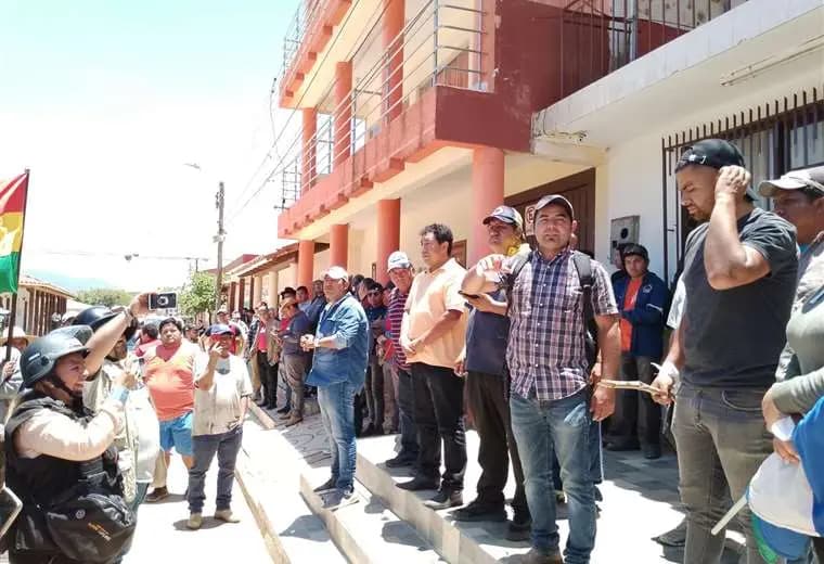 «POBLADORES» TOMAN ALCALDÍA DE MAIRANA, DENUNCIAN QUE LA ALCALDESA FINANCIA LOS BLOQUEOS