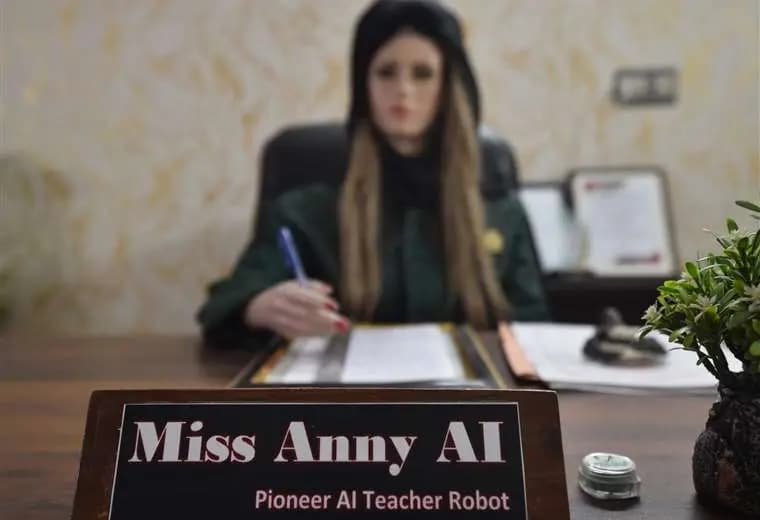 ANNY ES LA PRIMERA PROFESORA ROBOT EN PAKISTÁN
