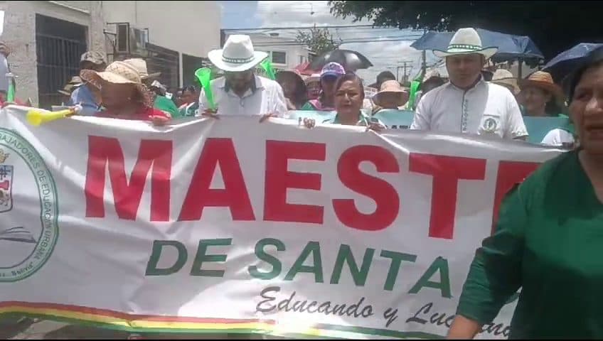 MAESTROS DE SANTA CRUZ MARCHAN EXIGIENDO UNA SERIE DE DEMANDAS