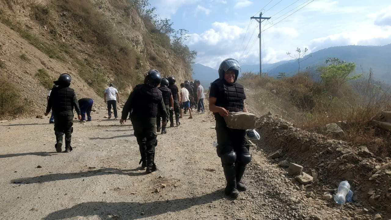 POLICÍA INTERVIENE BLOQUEO EN CARRETERA A PALOS BLANCOS