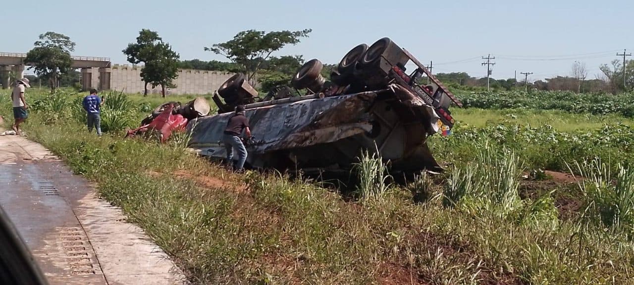 CISTERNA CARGADO DE ACEITE SE VUELCA EN LA CARRETERA NUEVA SANTA CRUZ