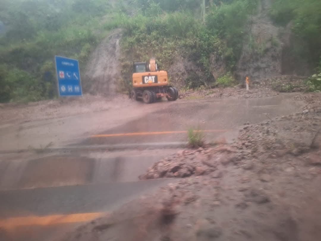 DESLIZAMIENTO DE TIERRA AFECTA LA CARRETERA NUEVA A SANTA CRUZ – COCHABAMBA