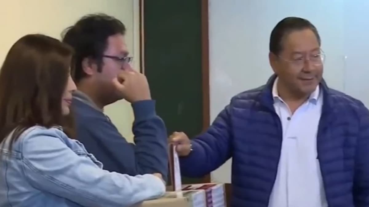 EL PRESIDENTE EMITIÓ SU VOTO Y EXHORTÓ A LA POBLACIÓN A ACUDIR A LAS URNAS