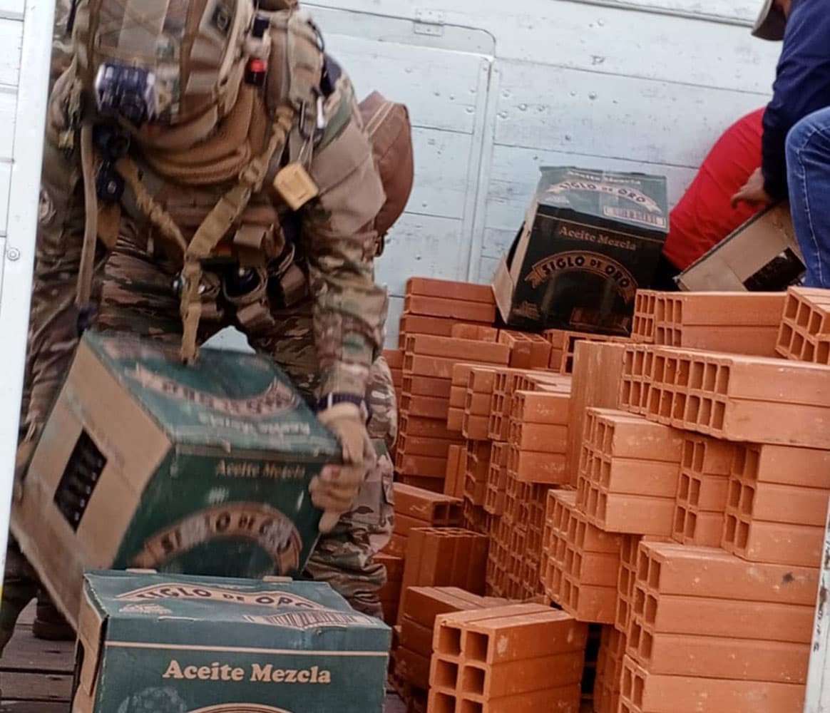 SECUESTRAN EN LA PAZ ACEITE QUE ESTABAN OCULTAS ENTRE LADRILLOS DE UN CAMIÓN