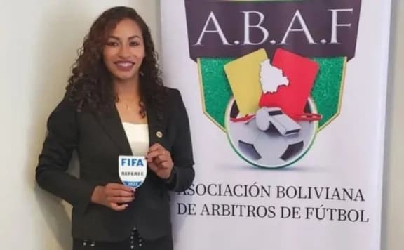 TRAS 18 AÑOS, UNA MUJER VOLVERÁ A DIRIGIR UN PARTIDO DEL FÚTBOL BOLIVIANO