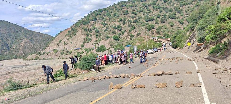 EL BLOQUEO EN LA CARRETERA SUCRE – SANTA CRUZ SE MANTIENE