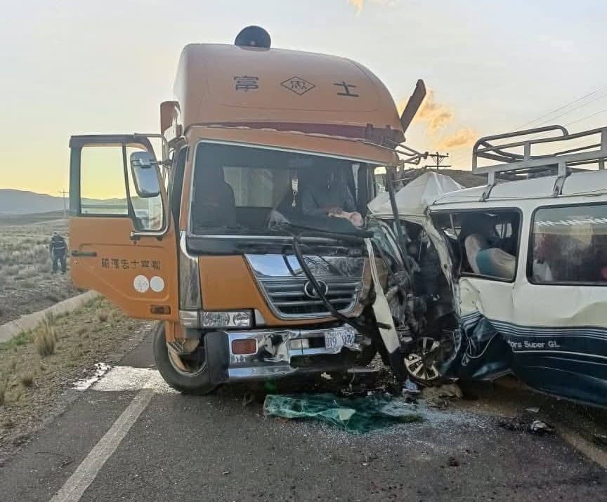 TRES MUERTOS Y CINCO HERIDOS EN CHOQUE ENTRE MINIBÚS Y CAMIÓN EN LA PAZ