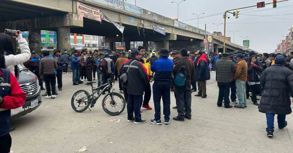 MARCHA DE CHOFERES DE EL ALTO TERMINA EN SAQUEOS A OFICINAS DE LA FEDERACIÓN ANDINA