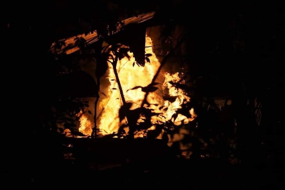 UN CAMIÓN CISTERNA VOLCÓ Y EXPLOTÓ EN LA RUTA COCHABAMBA-SANTA CRUZ
