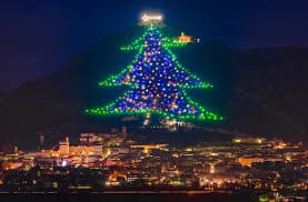 LOS 10 ÁRBOLES DE NAVIDAD MÁS IRÓNICOS DEL MUNDO