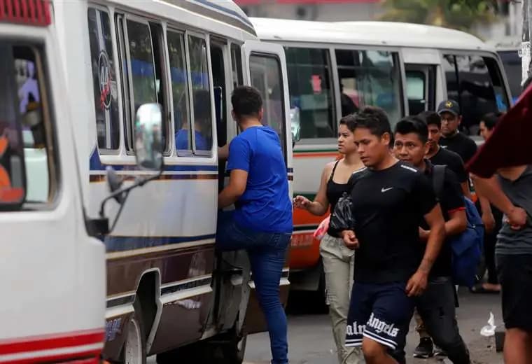 DESDE ESTE LUNES EL PASAJE EN MICROS COSTARÁ BS 2,37