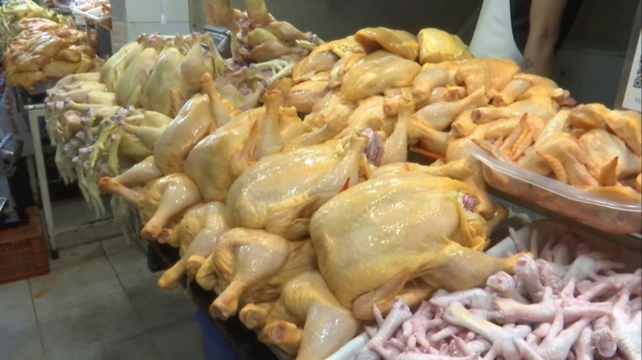GOBIERNO ASEGURA QUE PRECIO DEL POLLO SUBIÓ A CAUSA DE LA SOBREDEMANDA POR LOS BLOQUEOS