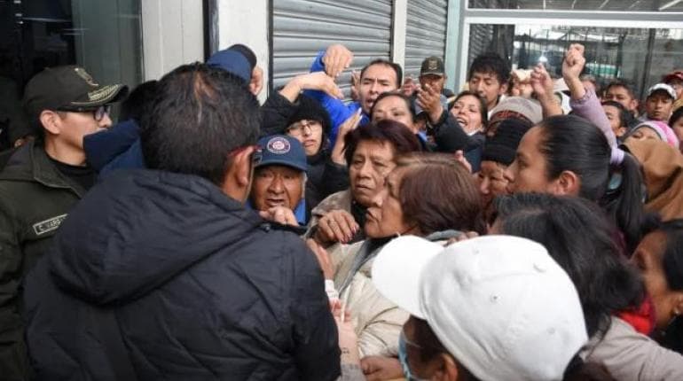 EN LA PAZ PROTESTAN POR FALTA DE ACEITE EN EMAPA