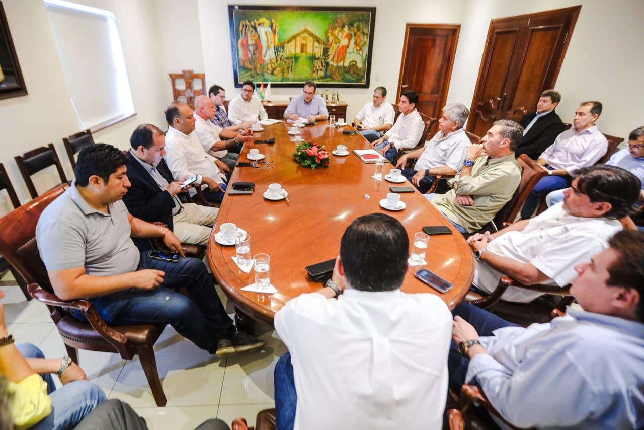 GOBERNADOR EN EJERCICIO SE REÚNE CON LOS SECTORES PRODUCTIVOS DE SANTA CRUZ